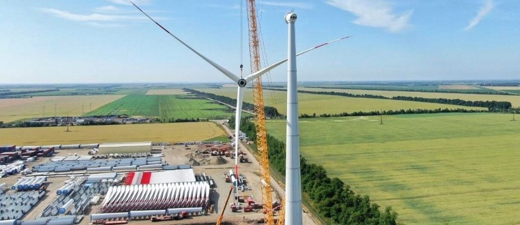 Adygea Rüzgar Enerjisi Santrali’nin ilk rüzgar türbininin montajı tamamlandı